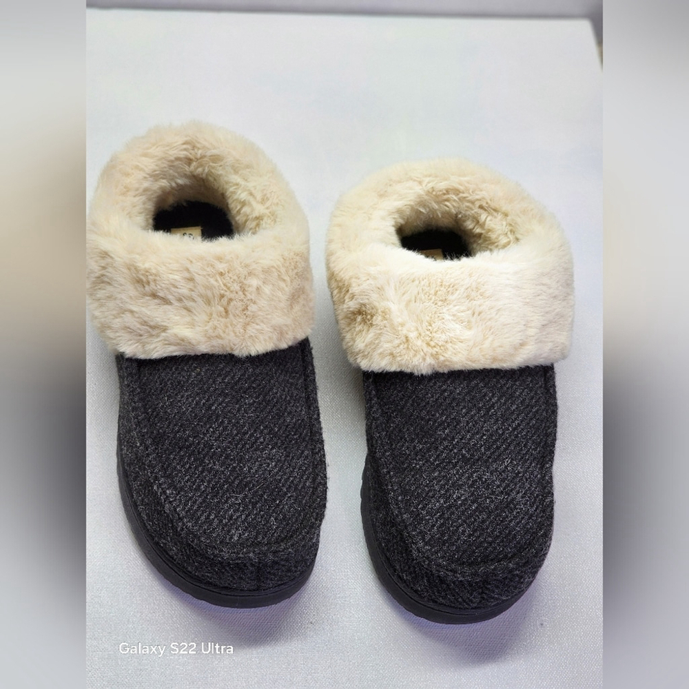 Dearfoams Cream Slippers with Plush Lining